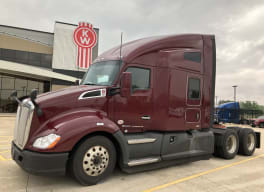 Exterior front drivers side for this 2021 Kenworth T680 Short Hood (Stock number: UMJ436546)